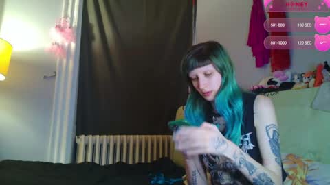 Snapshot of beckytheclown chatting on 06-04-26, 01:22 Beckytheclown online show from 06-04-26, 01:22