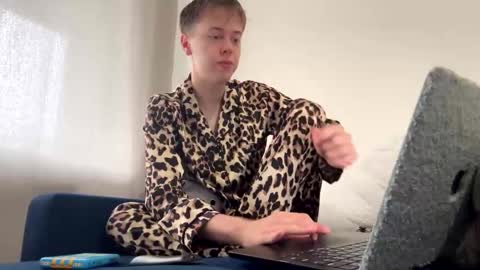 Snapshot of beeb0y chatting on 09-15-25, 10:59 beeb0y online show from 09-15-25, 10:59
