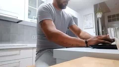 Snapshot of beerman198710 chatting on 10-27-25, 04:38 beerman198710 online show from 10-27-25, 04:38