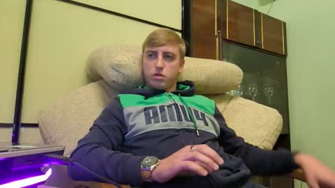 Snapshot of behindclosedeyes chatting on 10-28-25, 03:47 Igor online show from 10-28-25, 03:47