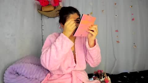 Snapshot of belinda_luna_ chatting on 10-13-25, 06:08 modelo independiente online show from 10-13-25, 06:08