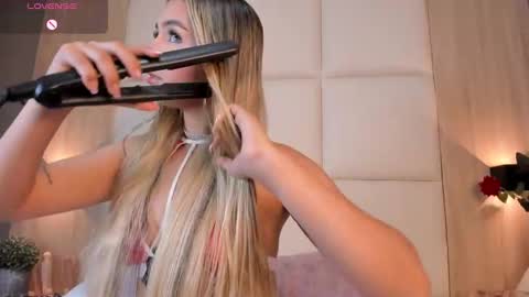 Snapshot of bella1207 chatting on 12-22-24, 07:21 Bella cam online show from 12-22-24, 07:21