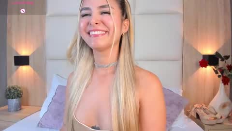 Snapshot of bella1207 chatting on 01-27-25, 10:27 Bella cam online show from 01-27-25, 10:27