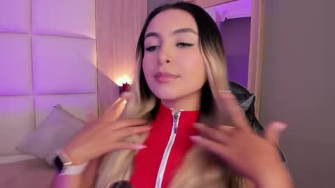 Snapshot of bella1207 chatting on 09-15-25, 07:25 Bella cam online show from 09-15-25, 07:25