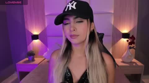 Snapshot of bella1207 chatting on 09-20-25, 07:37 Bella cam online show from 09-20-25, 07:37