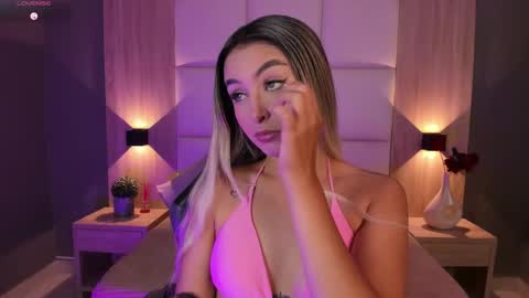 Snapshot of bella1207 chatting on 10-04-25, 07:56 Bella cam online show from 10-04-25, 07:56