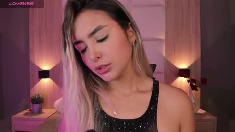 Snapshot of bella1207 chatting on 10-07-25, 07:11 Bella cam online show from 10-07-25, 07:11