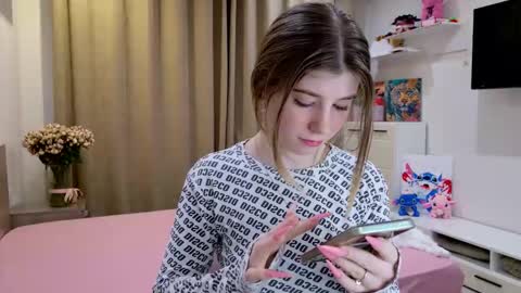 Snapshot of bella_amoury chatting on 03-10-26, 08:25 Bella online show from 03-10-26, 08:25