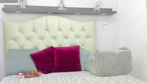 bella_ebony19 online show from 05-19-26, 11:16