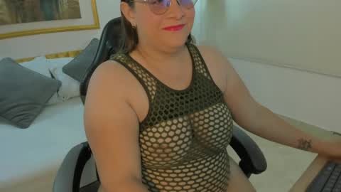 B E L L A online show from 04-15-26, 07:32