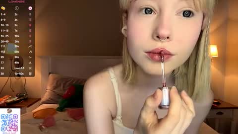 Snapshot of bella_gasp chatting on 10-02-25, 09:16 Jane online show from 10-02-25, 09:16