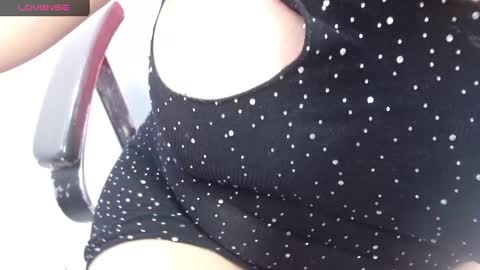 Snapshot of bella_lady_1_ chatting on 02-15-25, 10:10 lady online show from 02-15-25, 10:10