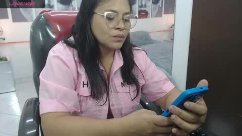 Snapshot of bella_lady_1_ chatting on 02-23-25, 01:10 lady online show from 02-23-25, 01:10