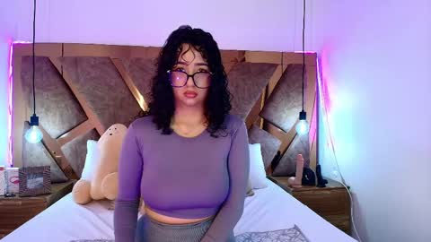 Snapshot of bella_swwan_ chatting on 04-25-26, 01:52 Bella Swwan online show from 04-25-26, 01:52