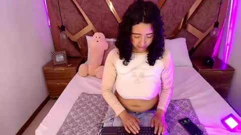 Snapshot of bella_swwan_ chatting on 05-24-26, 02:44 Bella Swwan online show from 05-24-26, 02:44