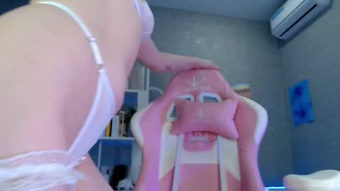 Snapshot of bella_torress chatting on 10-26-25, 03:45 Bella Torress online show from 10-26-25, 03:45