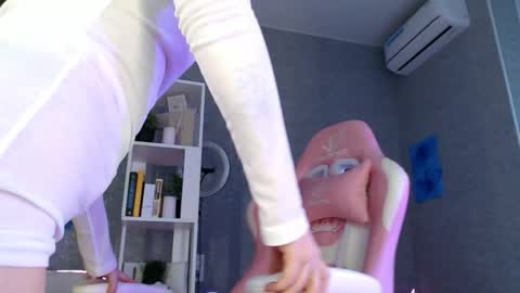 Snapshot of bella_torress chatting on 10-28-25, 04:49 Bella Torress online show from 10-28-25, 04:49