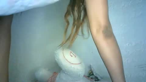 Snapshot of bellabeltra chatting on 12-19-24, 11:35 Bella online show from 12-19-24, 11:35