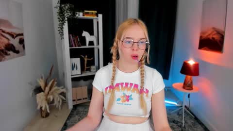 Snapshot of bellamontgomery chatting on 09-10-25, 09:48 Bella online show from 09-10-25, 09:48
