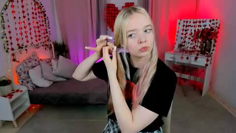 Snapshot of bellamontgomery chatting on 02-10-26, 01:15 Bella online show from 02-10-26, 01:15