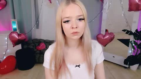 Snapshot of bellamontgomery chatting on 02-25-26, 04:38 Bella online show from 02-25-26, 04:38