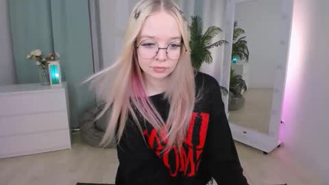 Snapshot of bellamontgomery chatting on 03-06-26, 12:56 Bella online show from 03-06-26, 12:56