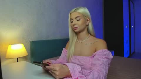 Bella online show from 04-19-26, 02:33