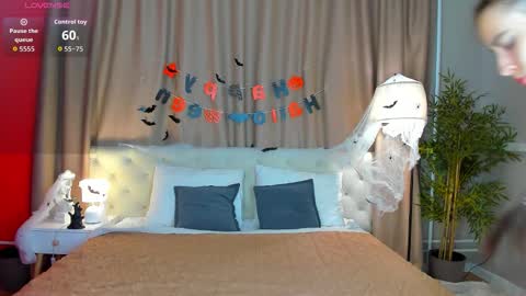 Snapshot of belle_wa1ker chatting on 10-28-25, 08:40 Belle online show from 10-28-25, 08:40