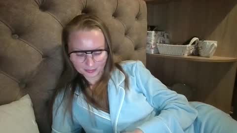 Amelia online show from 10-16-25, 05:14