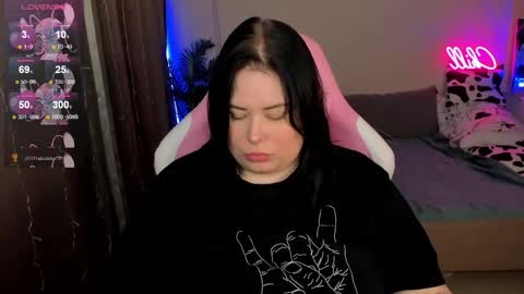 LinaBoo online show from 11-25-25, 04:51