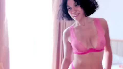 Snapshot of bemby_pam chatting on 06-11-26, 12:32 A girl from your dreams online show from 06-11-26, 12:32