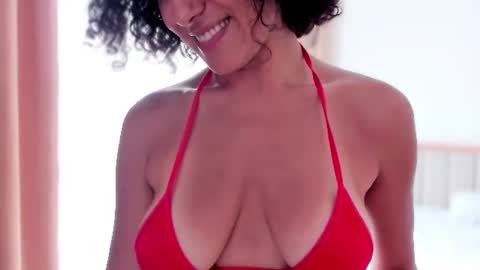 Snapshot of bemby_pam chatting on 06-11-26, 11:25 A girl from your dreams online show from 06-11-26, 11:25