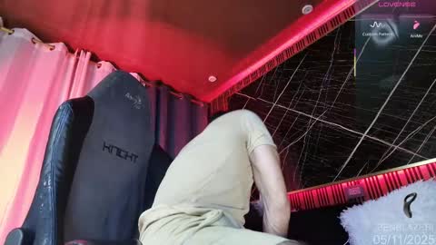 Snapshot of ben_blaze chatting on 11-05-25, 06:02 BEN online show from 11-05-25, 06:02