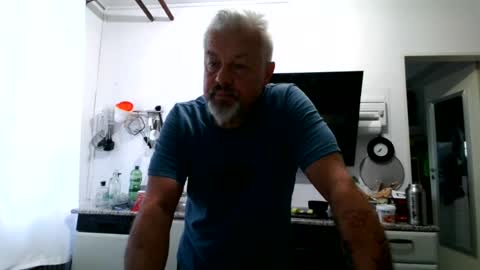 Snapshot of berg_boy chatting on 08-08-26, 04:36 Martin online show from 08-08-26, 04:36