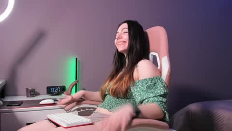 Snapshot of beriesniks chatting on 12-25-24, 12:26 BeriesNiks online show from 12-25-24, 12:26