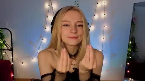 Hi Im NikaComing back online on Monday 3 online show from 06-25-26, 08:52