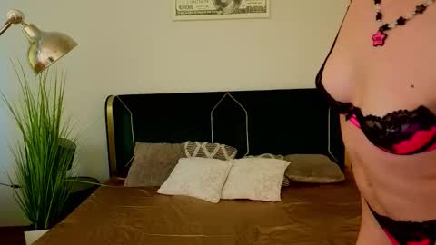 Snapshot of berrydiva chatting on 03-12-26, 02:56 Violette online show from 03-12-26, 02:56