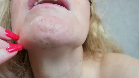 Snapshot of best__angelica chatting on 02-13-25, 06:48 best__angelica online show from 02-13-25, 06:48