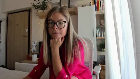 Snapshot of bestgirl_ofthe_neighborhood chatting on 10-14-25, 07:09 Vicky online show from 10-14-25, 07:09