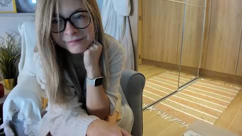 Snapshot of bestgirl_ofthe_neighborhood chatting on 10-20-25, 06:47 Vicky online show from 10-20-25, 06:47