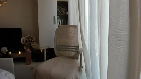 Snapshot of bestgirl_ofthe_neighborhood chatting on 10-24-25, 06:32 Vicky online show from 10-24-25, 06:32