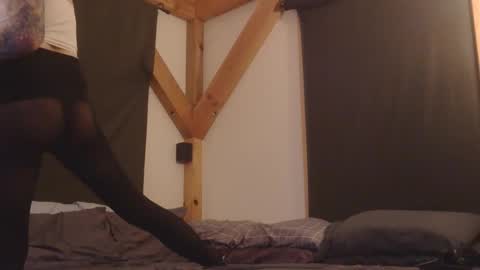 Snapshot of betsybradcock chatting on 02-08-26, 02:26 Betsy online show from 02-08-26, 02:26