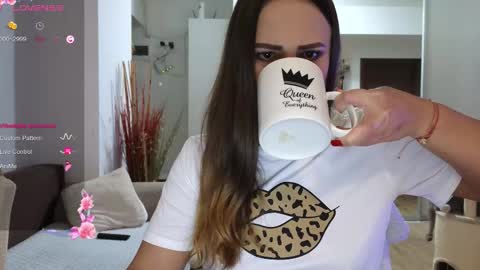 Snapshot of beyoncedoll chatting on 12-13-25, 08:36 BeyonceDoll Twitter DollBeyonce online show from 12-13-25, 08:36