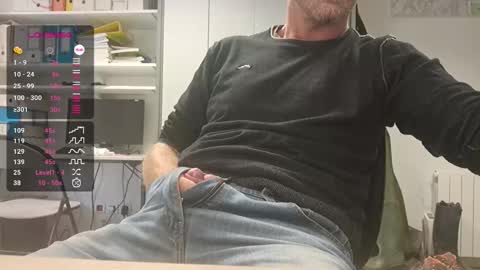 My name is David and if you like public exhibitions you wont be disappointed with me LoL - My favorite vibes is 44  online show from 10-08-25, 07:50