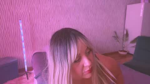 Snapshot of big_ass_blonde chatting on 09-18-25, 08:27 Eva online show from 09-18-25, 08:27