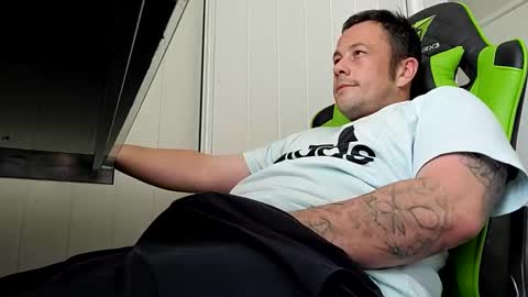 Snapshot of big_balls_big_load chatting on 01-06-25, 02:37 big_balls_big_load online show from 01-06-25, 02:37