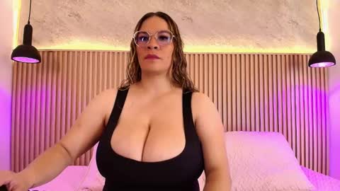 Snapshot of big_tits_in_your_face chatting on 10-15-25, 04:51 Tell me Sophia online show from 10-15-25, 04:51