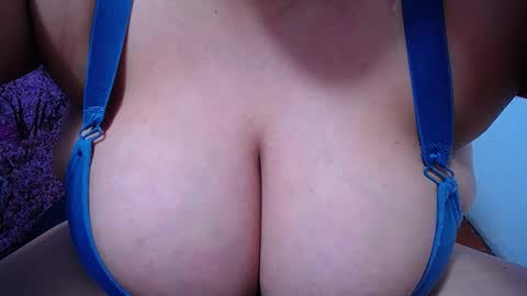 Snapshot of bigg_boobs_xxx chatting on 10-25-25, 10:26 Sunny online show from 10-25-25, 10:26