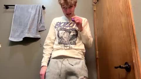 Snapshot of bigskinnyboyshh chatting on 12-10-24, 11:30 bigskinnyboyshh online show from 12-10-24, 11:30