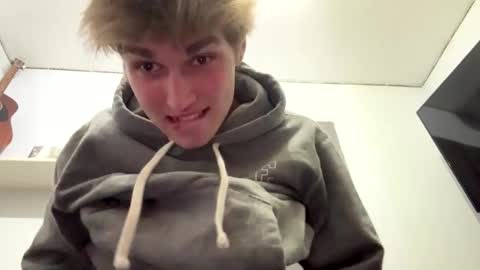 Snapshot of bigskinnyboyshh chatting on 12-24-24, 03:38 bigskinnyboyshh online show from 12-24-24, 03:38